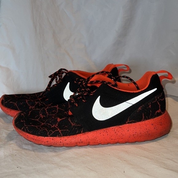 Nike Youth Black and Orange Roshe One 'Lava' Tennis Shoes Size 4 - Picture 3 of 7